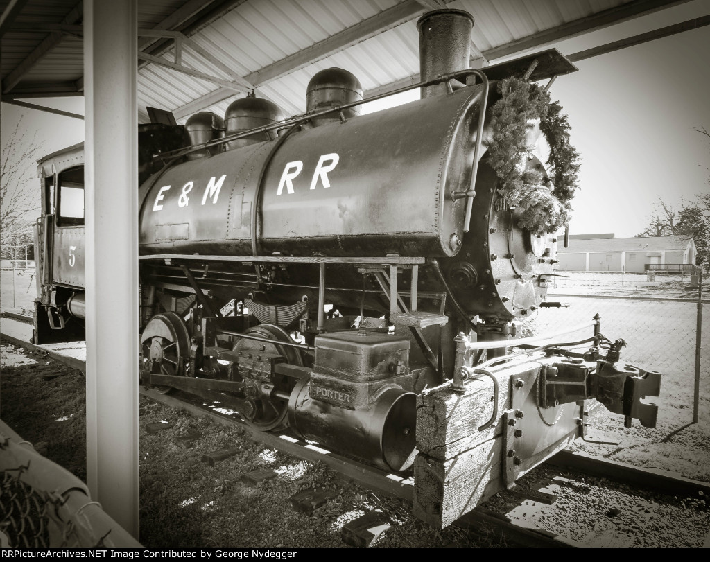 Edgemore & Manetta EM 5 on display in a public park